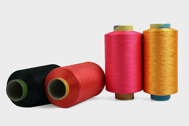 Polyestergarn är ett populärt val för textilindustrin på grund av deras inneboende styrka och hållbarhet