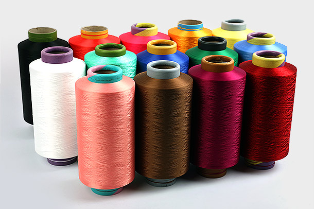 Vilka är de viktigaste fördelarna med att använda polyester DTY-garn i textilapplikationer, och hur bidrar deras produktionsprocess till deras popularitet och utbredda användning i textilindustrin?