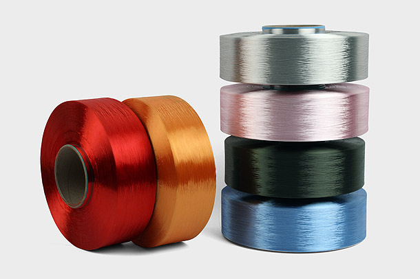 Hur påverkar denierräkningen av polyester FDY-garn deras mångsidighet och tillämpningar inom textilindustrin?