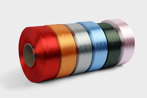 Polyester Dope-dyed garn är en typ av textilfiber som framställs av kemisk polymerisation av eten och ett färgämne