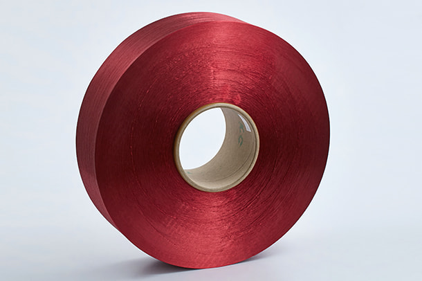 Polyestergarn är en populär fiber som används för att göra en mängd olika produkter