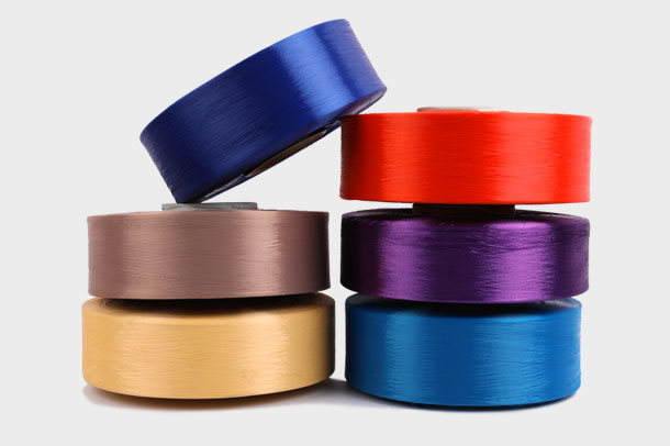 Hur säkerställer nötningsbeständigheten hos polyester POY-garn att produkter inom friluftskläderindustrin tål långvarig vind